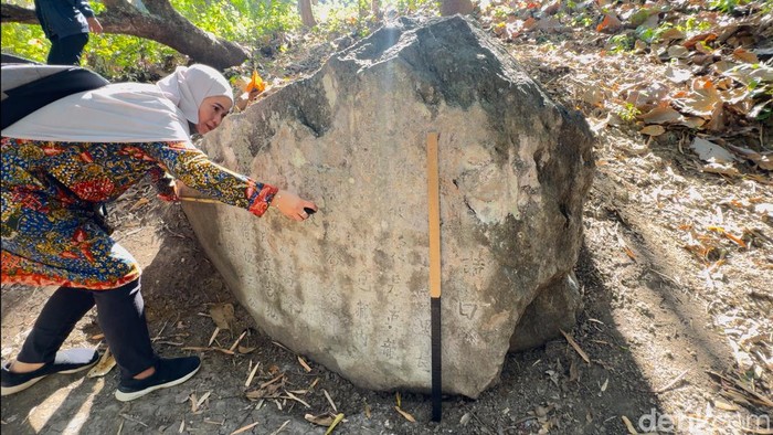 Prasasti kuno aksara Cina ditemukan di Desa Warugunung, Pancur, Rembang. Foto diambil Selasa (13/8/2024).