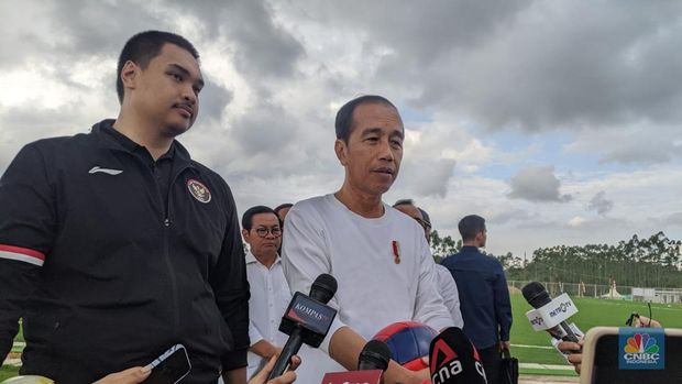Presiden RI Joko Widodo saat doorstop di PSSI Training Center di IKN.  (CNBC Indonesia/Emir Yanwardhana)