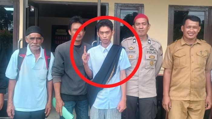 Pria bernama Anwar di Enrekang dilarikan ke RS jiwa usai menebar ancaman pembunuhan.