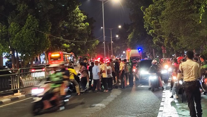 Kemacetan Lalu Lintas Akibat Pria Tergeletak di Tebet Jaksel, Membahayakan Pengendara