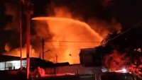 Dalam video yang diunggah @humasjakfire menampilkan api masih menyala. Air terlihat disemprotkan ke titik api. (dok @humasjakfire)