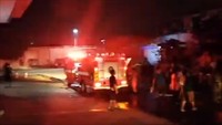 Sejumlah warga tampak melihat proses pemadaman api. Mereka juga membantu memegangi selang alat penyemprot air. (dok @humasjakfire)
