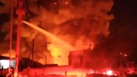 Operasi pemadaman dimulai pukul 02.44 WIB. (dok @humasjakfire)