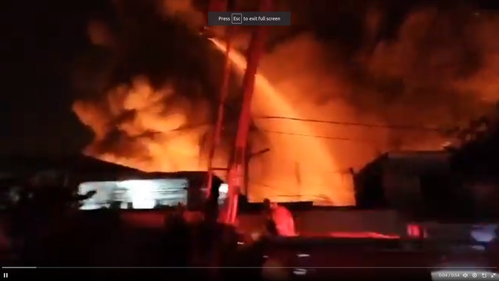 Proses pemadaman api rumah yang terbakar di Manggarai Proses pemadaman api rumah yang terbakar di Manggarai