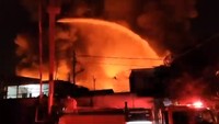 Akibat dari peristiwa kebakaran ini, warga korban terdampak kebakaran mengungsi. (dok @humasjakfire)