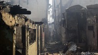 Kebakaran yang bermula pada pukul 02.30 WIB dinihari bermula di RW 6 yang merembet ke RW 12 dengan total RT terdampak sebanyak 21 RT.  