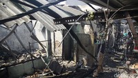 Warga melihat kondisi rumah mereka yang terbakar.  