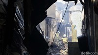 Petugas terlihat masih melakukan pendinginan pada lokasi kebakaran di Bali Matraman, Manggarai, Jakarta Selatan, Selasa  (13/8/2024).  