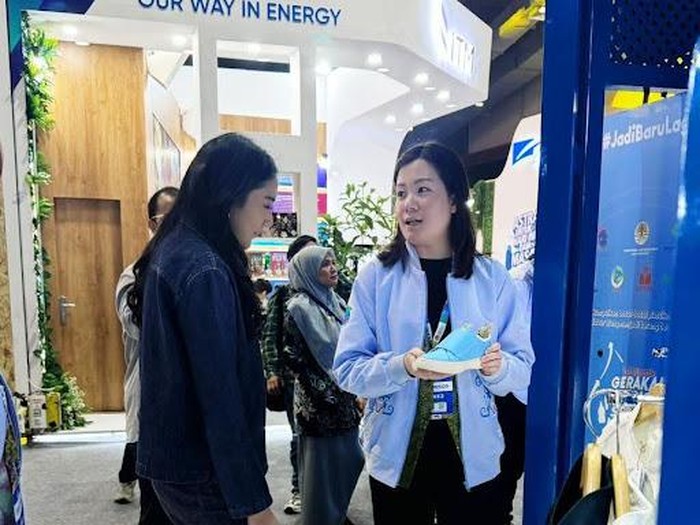 Putri Tanjung kunjungi booth Le Minerale di Festival LIKE 2