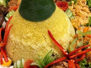 Berbentuk Gunung, Ini 5 Fakta Tumpeng dalam Momen Sakral