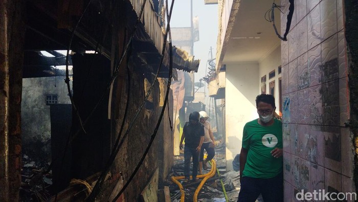 Rumah-rumah warga di Manggarai, Jakarta Selatan, terbakar.
