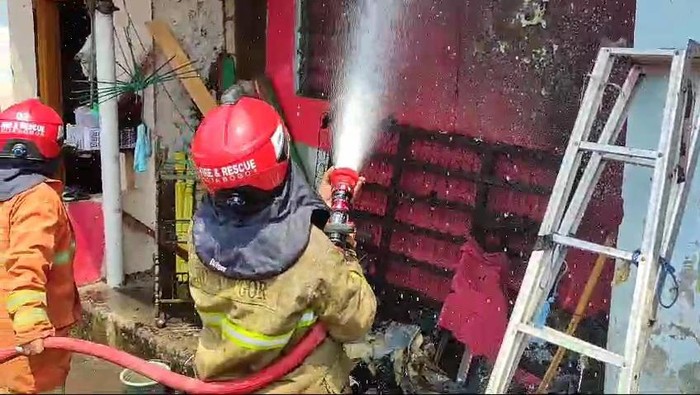 Rumah warga di Sukasari, Kota Bogor terbakar gara-gara bocah main korek api.