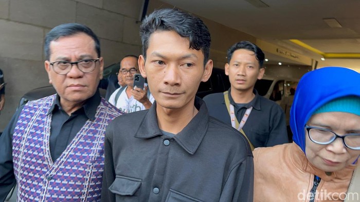 Saka Tatal usai diperiksa di Bareskrim. (Rumondang/detikcom)