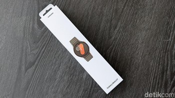 Kemasan Samsung Galaxy Watch 7 yang masih sama seperti generasi sebelumnya. Foto: Virgina Maulita Putri/detikINET