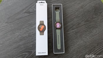 Setelah kemasan dibuka langsung disambut unit Galaxy Watch 7. Kali ini varian yang mampir ke redaksi detikINET adalah Galaxy Watch 7 40 mm. Foto: Virgina Maulita Putri/detikINET