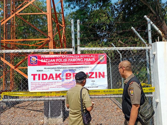 Satpol PP Boyolali menyegel menara telekomunikasi di Sawit karena belum berizin, Selasa (13/8/2024).