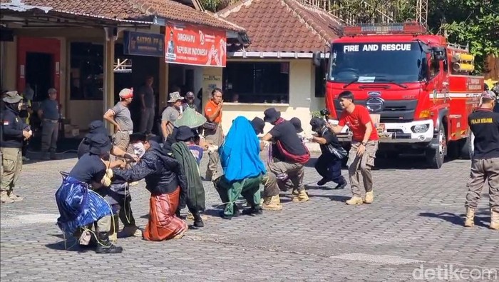 Sejumlah anggota Satpol PP Banyumas mengikuti kegiatan tarik truk damkar dalam rangka memperingati HUT RI ke-79 di halaman kantornya, Selasa (13/8/2024).