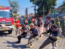 Video: Serunya Anggota Satpol PP Banyumas Lomba Tarik Truk Damkar Seberat 7 Ton