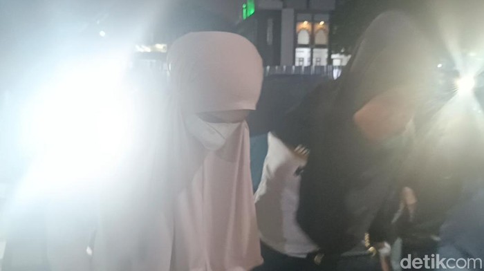 Selebgram Cut Intan Nabila korban KDRT suami tiba di Polres Bogor.
