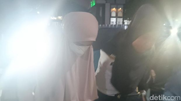 Selebgram Cut Intan Nabila korban KDRT suami tiba di Polres Bogor.