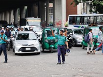 Sempat Hilang, Polisi Bangladesh Kembali Bertugas Atur Lalu Lintas