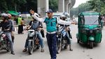 Sempat Hilang, Polisi Bangladesh Kembali Bertugas Atur Lalu Lintas