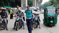 Polisi Bangladesh terlihat kembali bertugas mengatur lalu lintas.  