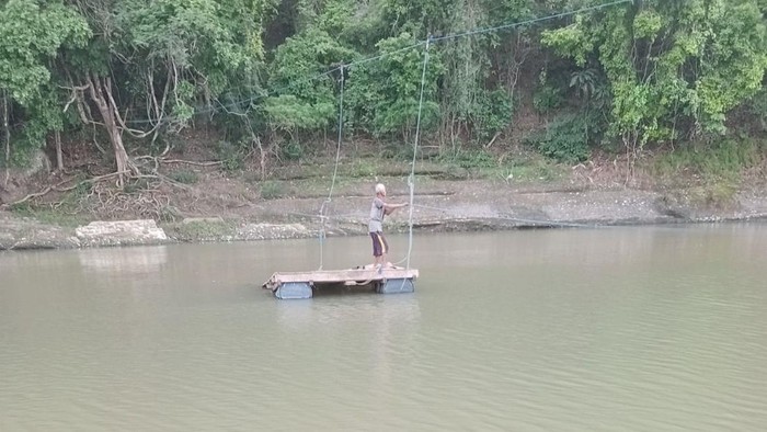 Warga di Desa Watu, Kabupaten Soppeng, Sulawesi Selatan (Sulsel) harus bertaruh nyawa menyeberangi sungai menggunakan rakit bambu yang rapuh.
