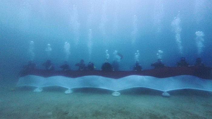 Kapolresta Sorong Kota bersama 10 Perwira Polresta Sorong Kota kibarkan bendera merah putih di kedalaman 10 meter di Tanjung Batu, Sorong (istimewa)