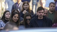 Keluarga dan kerabat Danilo Santos Romano, pilot pesawat yang jatuh meninggalkan Pemakaman Penha di Sao Paulo, Brasil, Senin (12/8/2024).