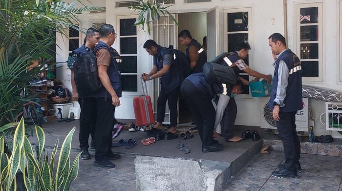 Suasana penggeledahan Bareskrim di rumah eks pegawai BPOM | Penyidik Madya Dittipidkor Bareskrim Polri Kombes Yohanes Richard Andrians