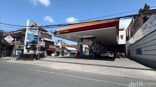 Suasana SPBU 54.80153 yang berlokasi di Jalan Pulau Komodo, Denpasar Barat, Bali, yang viral karena pungli biaya admin pada Selasa (13/8/2024). (I Nyoman Adhisthaya Sawitra)