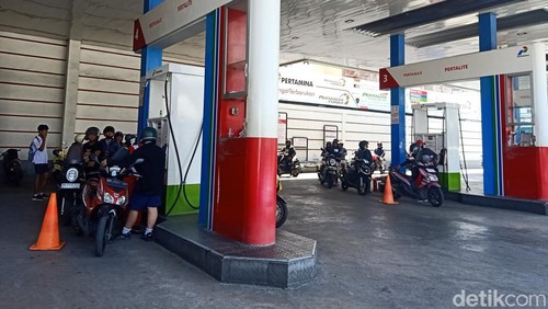 Suasana SPBU di Denpasar yang diduga pungli kepada pembeli BBM, Selasa (13/8/2024).