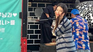 Suzy mengunggah deretan foto ke Instagram-nya, berpose di depan foodtruck yang dikirimkan Song Hye Kyo ke lokasi syuting All The Love You Wish For. (Foto: dok. Instagram @skuukzky)