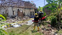 Tim Labfor Polda Jatim melakukan serangkaian olah TKP untuk mencari penyebab kejadian ledakan tabung gas di lokasi kejadian.