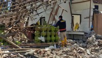 Akibatnya, rumah warga hancur hingga dua orang terluka.