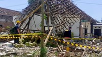 Rumah tersebut milik Sleman (46), warga Dusun Macean RT 15, RW 8. Rumah itu dikontrak oleh seseorang yang belum diketahui identitasnya.