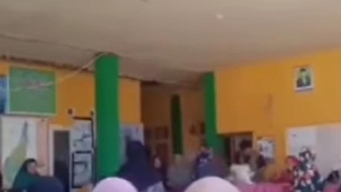 Tangkapan layar video oknum istri kepala desa diduga bagikan beras sambil kampanye di Kabupaten Bantaeng.