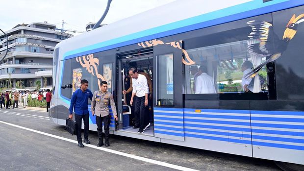 Jelang Hari Ulang Tahun Kemerdekaan ke-79 Republik Indonesia, Presiden Joko Widodo didampingi Menteri Perhubungan Budi Karya Sumadi, Menteri Pekerjaan Umum dan Perumahan Rakyat / Plt. Kepala Otorita Ibu Kota Nusantara (IKN) Basuki Hadimuljono, serta sejumlah menteri Kabinet Indonesia Maju meninjau trem otonom atau Autonomous Rail Transit (ART), di IKN, Selasa (13/8).