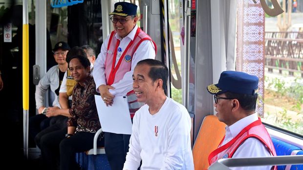 Jelang Hari Ulang Tahun Kemerdekaan ke-79 Republik Indonesia, Presiden Joko Widodo didampingi Menteri Perhubungan Budi Karya Sumadi, Menteri Pekerjaan Umum dan Perumahan Rakyat / Plt. Kepala Otorita Ibu Kota Nusantara (IKN) Basuki Hadimuljono, serta sejumlah menteri Kabinet Indonesia Maju meninjau trem otonom atau Autonomous Rail Transit (ART), di IKN, Selasa (13/8).