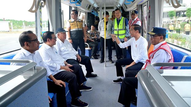 Jelang Hari Ulang Tahun Kemerdekaan ke-79 Republik Indonesia, Presiden Joko Widodo didampingi Menteri Perhubungan Budi Karya Sumadi, Menteri Pekerjaan Umum dan Perumahan Rakyat / Plt. Kepala Otorita Ibu Kota Nusantara (IKN) Basuki Hadimuljono, serta sejumlah menteri Kabinet Indonesia Maju meninjau trem otonom atau Autonomous Rail Transit (ART), di IKN, Selasa (13/8).