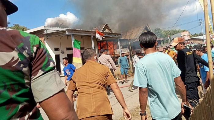 Tiga rumah di Pulau Jampea Selayar kebakaran.
