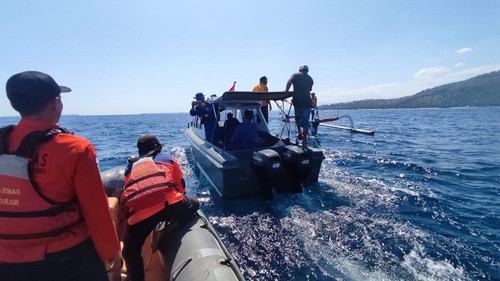 Tim SAR melakukan pencarian nelayan hilang di perairan Selat Lombok dan menemukan perahunya di utara Gili Trawangan, Lombok Utara, NTB, Selasa (13/8/2024). (Foto: SAR Mataram)