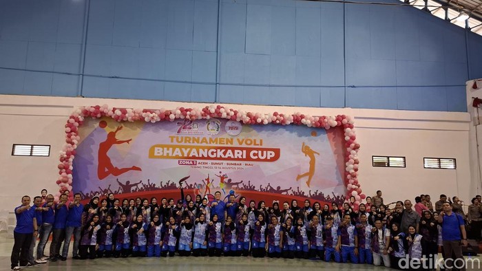Tim utusan Polda Riau tampil di Turnamen Voli Bhayangkari Cup Zona 1 di Tebing Tinggi, Sumatera Utara. (Raja Adil Siregar/detikSumut)