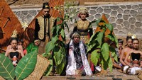 Tradisi ini merupakan pernikahan sepasang pohon tembakau bernama Kyai Pulung Seto dan Nyai Srinthil sebagai wujud permohonan kepada Tuhan agar mendapat kesuksesan dan kelancaran selama musim tembakau.