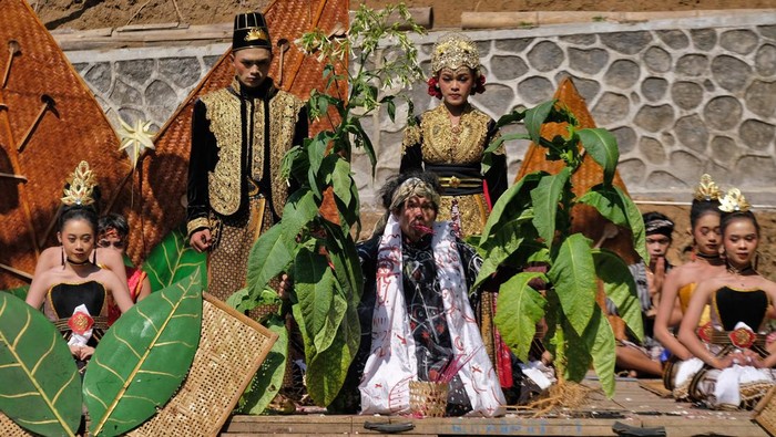 Tradisi Unik Selasa Pahing, Manten Tembakau di Lereng Gunung Sumbing Sepasang remaja membawa pohon tembakau saat ritual Manten Tembakau di sendang Piwakan, kawasan lereng Gunung Sumbing Dusun Gopaan, Genito, Windusari, Magelang, Jateng, Selasa (13/8/2024). Tradisi Manten Tembakau rutin dilaksanakan masyarakat petani setempat setiap Selasa Pahing bulan Sapar penanggalan Jawa yang merupakan pernikahan sepasang pohon tembakau bernama Kyai Pulung Seto dan Nyai Srinthil sebagai wujud permohonan kepada Tuhan agar mendapat kesuksesan dan kelancaran selama musim tembakau. ANTARA FOTO/Anis Efizudin/rwa.