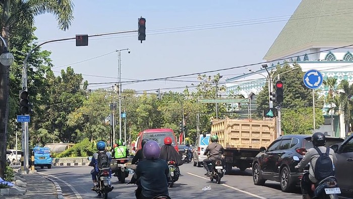 Traffic light di Jalan dr Wahidin Sudirohusodo, Gresik