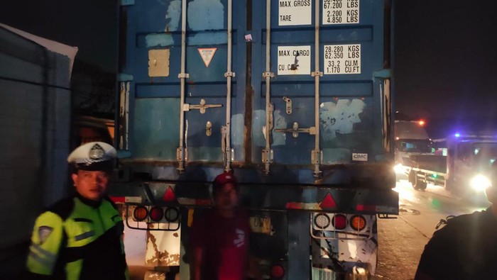 Tabrakan Maut Truk Kontainer: Pengemudi Meninggal Setelah Kendaraan Terbakar