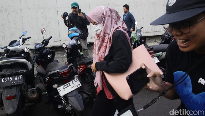 Usai Diperiksa KPK, Miryam S Haryani Diam Seribu Kata Anggota DPR RI periode 2009-2014, Miryam S Haryani diam seribu bahasa saat diberondong pertanyaan jurnalis usai diperiksa tim penyidik KPK, di Gedung Merah Putih, Jakarta, Selasa (13/8/2024). Mantan terpidana kasus korupsi e-KTP tersebut kembali diperiksa sebagai tersangka dalam perkara yang sama dengan pasal gratifikasi. Sebelumnya Miryam menjadi terpidana korupsi karena pasal pemberian keterangan palsu dalam kasus e KTP.