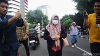 Miryam awalnya dipanggil untuk diperiksa pada Jumat (9/8). Namun Miryam absen pada dan pemeriksaan dijadwalkan ulang pada hari ini.
